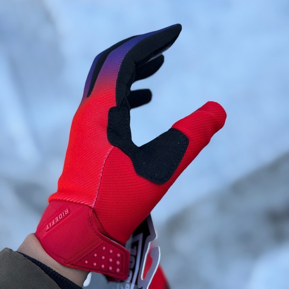 Gloves - Picture 3 of 10